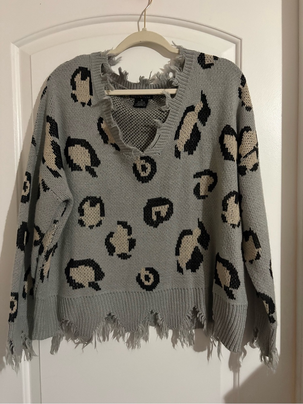 Distressed V-Neck Leopard Print Sweater - Gray